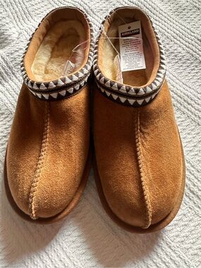 Kirkland Signature Womens Tan Suede Sheepskin-Lined Slippers